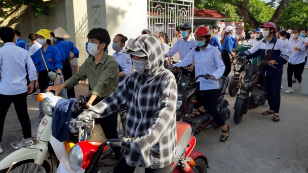 Thí sinh Nam Định nhẹ nhõm sau khi kết thúc môn thi Ngoại ngữ