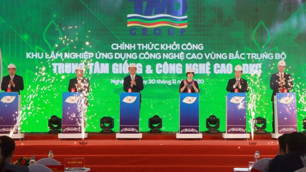 Gắn biển Trung tâm sản xuất cây lâm nghiệp công nghệ cao Bắc Trung bộ