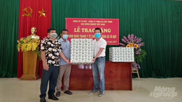 Bạn đọc Báo Nông nghiệp Việt Nam tặng khẩu trang y tế phục vụ bầu cử