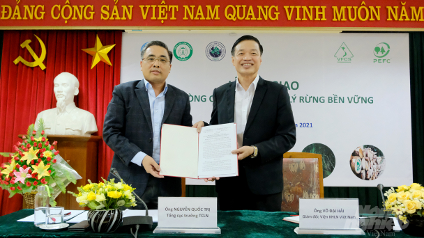 Handing over Sustainable Forest Management Certification Office
