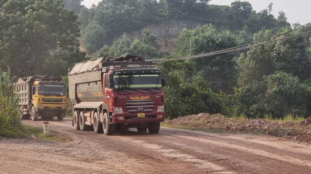 Thái Nguyên: Xe quá khổ, quá tải phá nát đường tỉnh 261