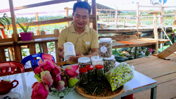 Chàng trai 9X khởi nghiệp thành công với cây sen