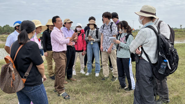 Đại học Tokyo tham quan mô hình tôm - lúa