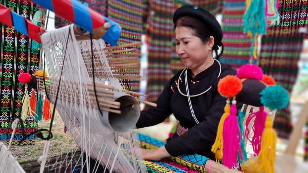 Người thân của thổ cẩm, người thương của làng Tày