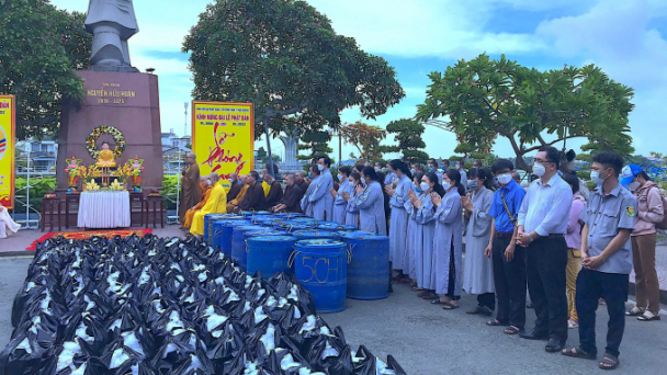 Phóng sinh 3 tấn cá xuống sông Tiền