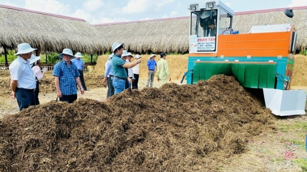 Hỗ trợ máy đảo trộn giúp nông dân biến rơm rạ thành phân hữu cơ