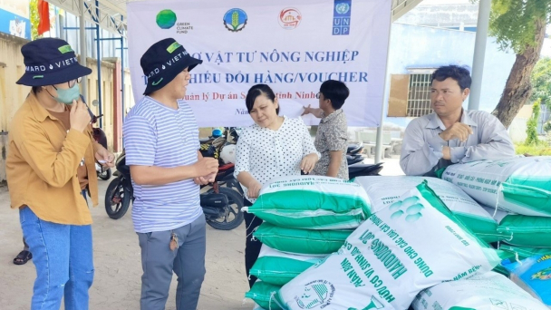 Gần 1.380 hộ khó khăn được nhận hỗ trợ vật tư nông nghiệp