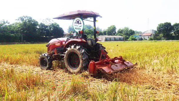 Nông dân phấn khích xem 'máy cày không người lái'