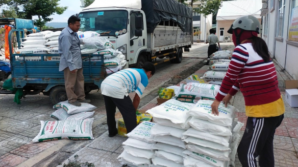 Hỗ trợ vật tư, phân bón cho hộ nghèo sản xuất rau