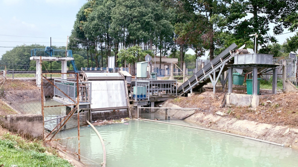 Làm sạch kênh Đông Củ Chi bằng máy vớt rác tự động