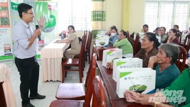 Cán bộ khuyến nông 'miệng nói tay làm' trong công tác đào tạo