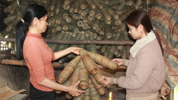 Nổi nênh nghề rọ tôm trên hồ Thác Bà