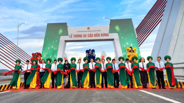 Chủ tịch Quốc hội Trần Thanh Mẫn dự lễ thông xe cầu Bến Rừng