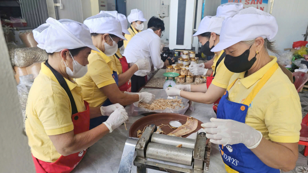 Hợp tác xã làm 'bà đỡ' cho ngư dân
