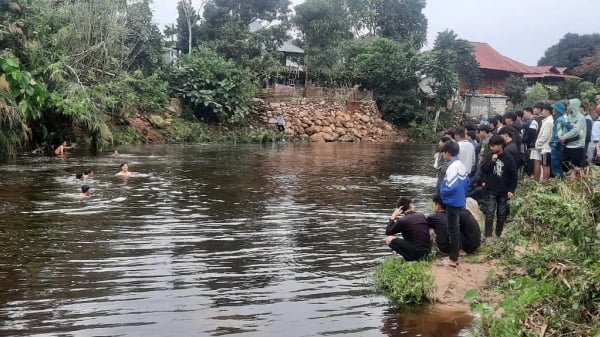 Qua ngầm tràn, 2 người nghi bị nước cuốn trôi