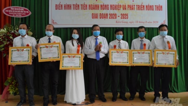 Kiên Giang: Khen thưởng nhiều điển hình tiên tiến ngành nông nghiệp