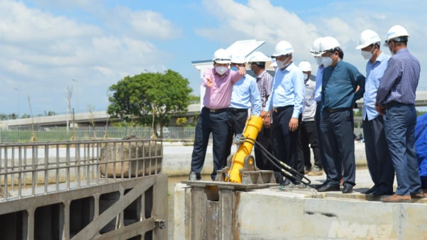 Gấp rút hoàn thành cống đê biển Tây, nâng cao tính chống chịu