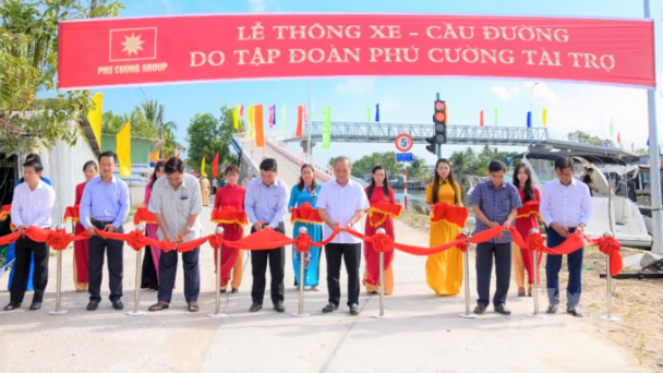 Phú Cường đầu tư 9 tỷ đồng làm cầu, đường và tặng quà người nghèo