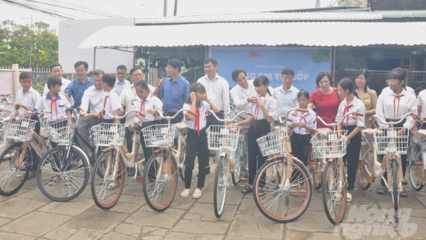 Tặng nhiều phần quà hỗ trợ xã Vị Đông về đích nông thôn mới