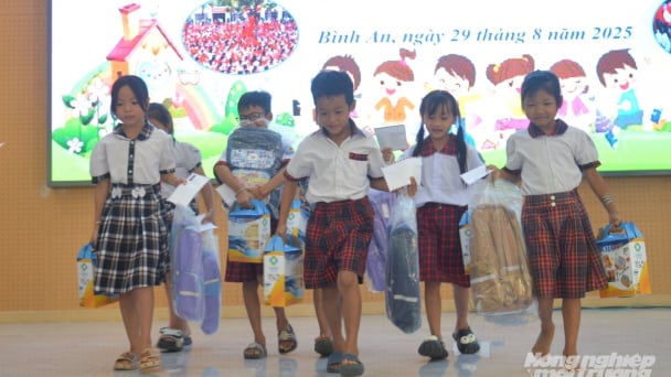 Tặng 400 phần quà cho học sinh có hoàn cảnh khó khăn xã Bình An