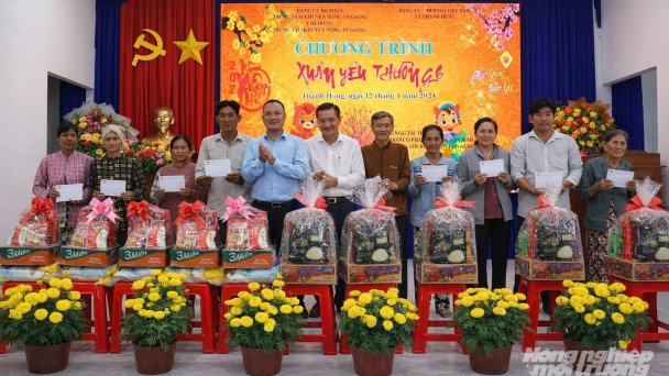 ‘Xuân yêu thương’ trao 50 phần quà Tết cho người dân xã Thạnh Hưng