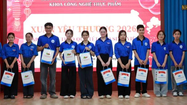 Trao quà Tết cho sinh viên có hoàn cảnh khó khăn