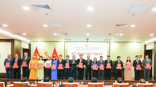 Chủ tịch Công ty Yến sào Khánh Hòa nhận chứng nhận đại biểu HĐND tỉnh