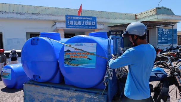 Trao 260 bồn nước ngọt tiếp sức ngư dân Đắk Lắk vươn khơi