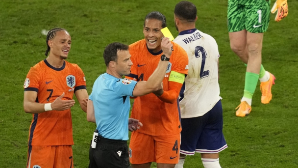 Thua bán kết, trung vệ Virgil van Dijk phê phán trọng tài