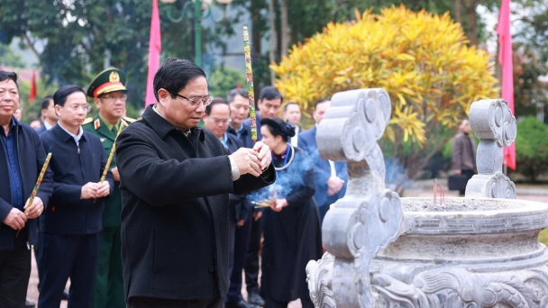 Thủ tướng dâng hương tại Nhà tưởng niệm Chủ tịch Hồ Chí Minh tại Cao Bằng