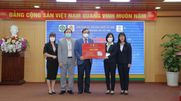 Trao 100 sản phẩm ANDOTARIS VNUA cho cán bộ F0 Học Viện Nông nghiệp Việt Nam