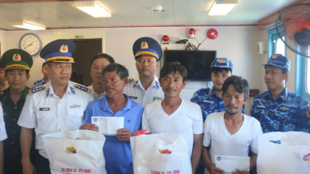 Thêm 5 ngư dân trên tàu cá Bình Thuận được cứu sống