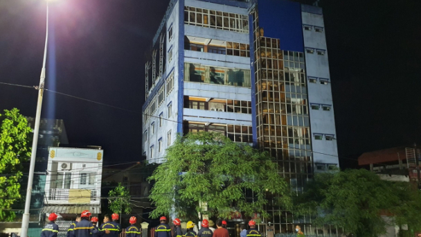Khách sạn 6 tầng bị sập trong đêm mưa lớn