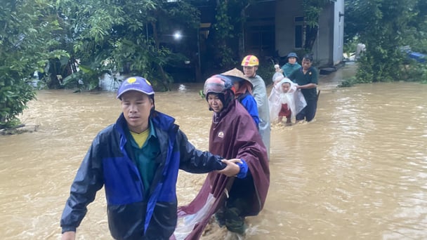 Mưa lũ như thác đổ, Nghệ An có 3 người chết sau bão số 4