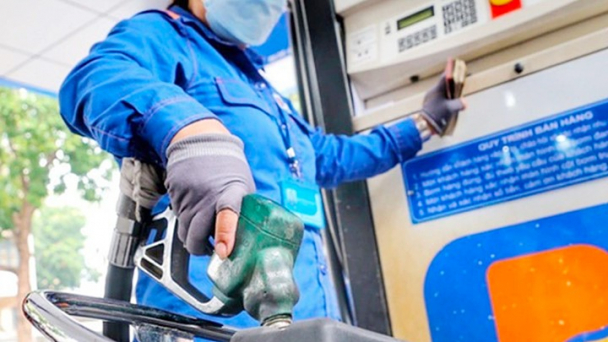 Giá xăng dầu hôm nay 1/5/2025: Tiếp tục tăng giảm trái chiều