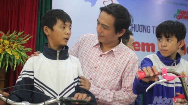 Quỹ Thiện Tâm và Báo NNVN trao tặng 100 chiếc xe đạp tại huyện Bố Trạch