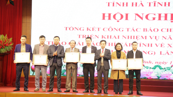 Chủ tịch tỉnh Hà Tĩnh tặng Bằng khen cho các nhà báo có nhiều đóng góp