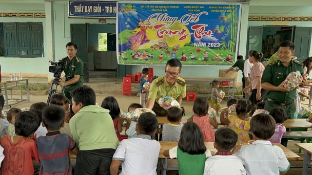 Vườn quốc gia Yok Đôn tổ chức Tết Trung thu cho trẻ em vùng biên
