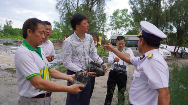 PVFCCo bàn giao 100.000 cây xanh và vật tư góp phần 'xanh hóa Trường Sa'