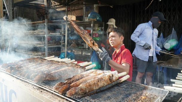 Phố cá lóc nướng đỏ lửa, tiêu thụ hàng chục tấn cá ngày vía Thần tài