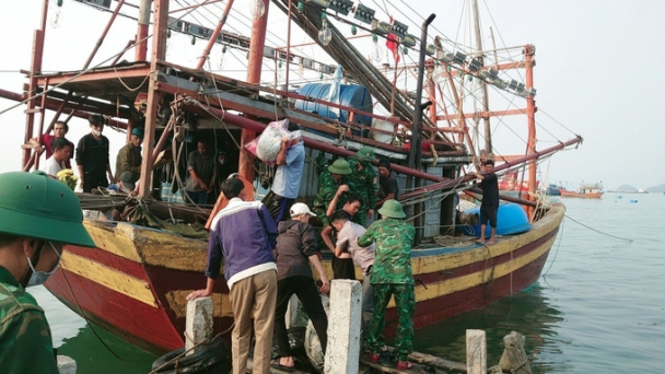 Tích cực tìm kiếm 11 thuyền viên mất tích trên biển