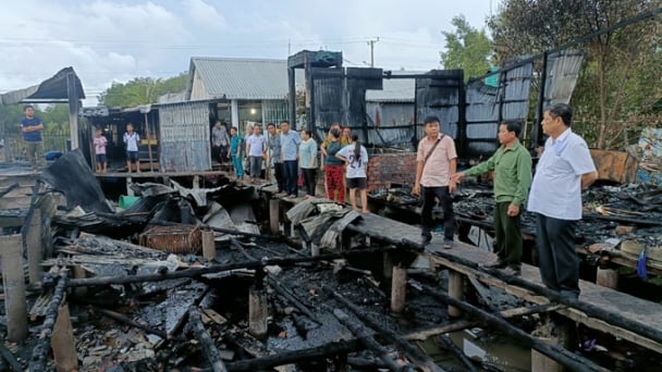 Cà Mau hỗ trợ 5 gia đình bị cháy nhà