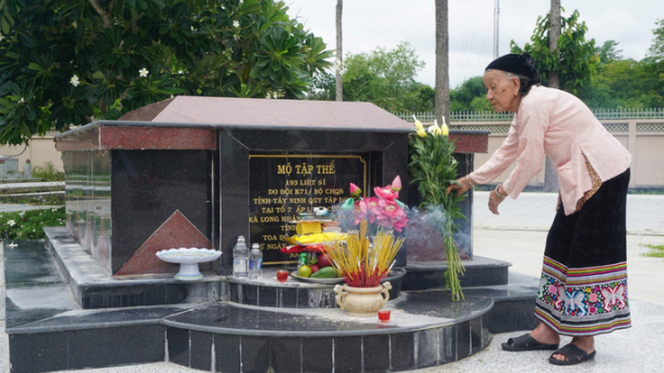 Nén nhang hơn nửa thế kỷ của vợ liệt sĩ Lương Văn Thuyết