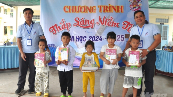 Trao quà ‘tiếp sức đến trường’ cho học sinh vùng lúa - tôm