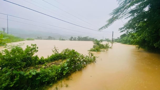 Trưởng thôn đi hỗ trợ dân bị đất đá vùi lấp, mất tích