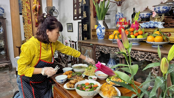 Về làng cổ Bát Tràng, thưởng thức 'món ăn trăm tuổi'