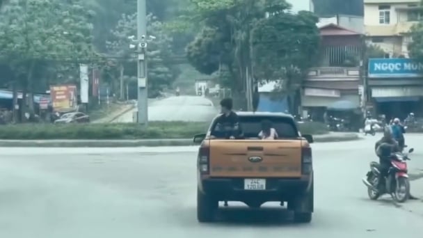 Xử phạt 5 triệu đồng người chở trẻ em trên thùng xe bán tải