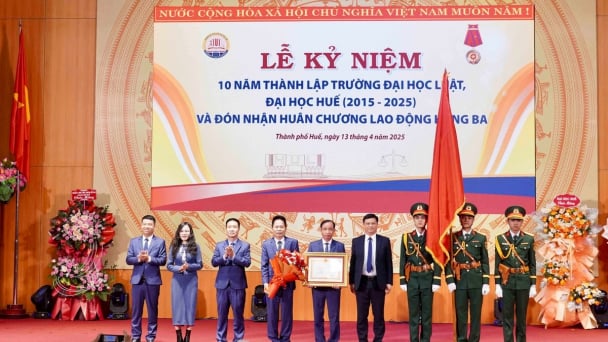 Trường Đại học Luật (Đại học Huế) đón nhận Huân chương lao động hạng Ba