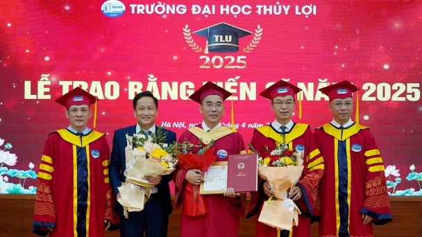 Đại học Thủy lợi trao bằng tiến sĩ cho lãnh đạo cấp sở
