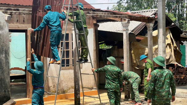 Hàng chục nhà dân ở miền núi A Lưới bị tốc mái do dông, sét